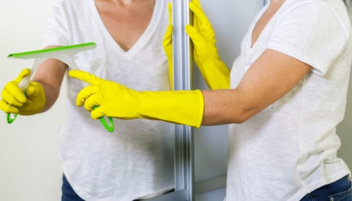 How to Clean Bathroom Mirror? Do’s and Don’ts